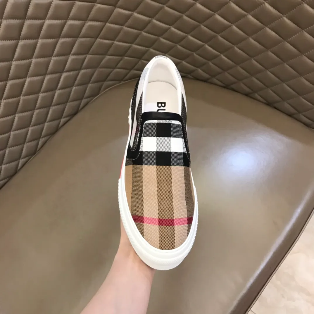 ¥380▫️B’s men’s classic low-top sneakers are reinterpreted in Vintage plaid cotton material and decorated with a new brand logo. First-layer cowhide lining, embossed Burberry logo on the heel, and original TPU outsole! 38-45
